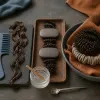 Raking, praying hands, scrunch : bien appliquer son gel selon la forme de sa boucle