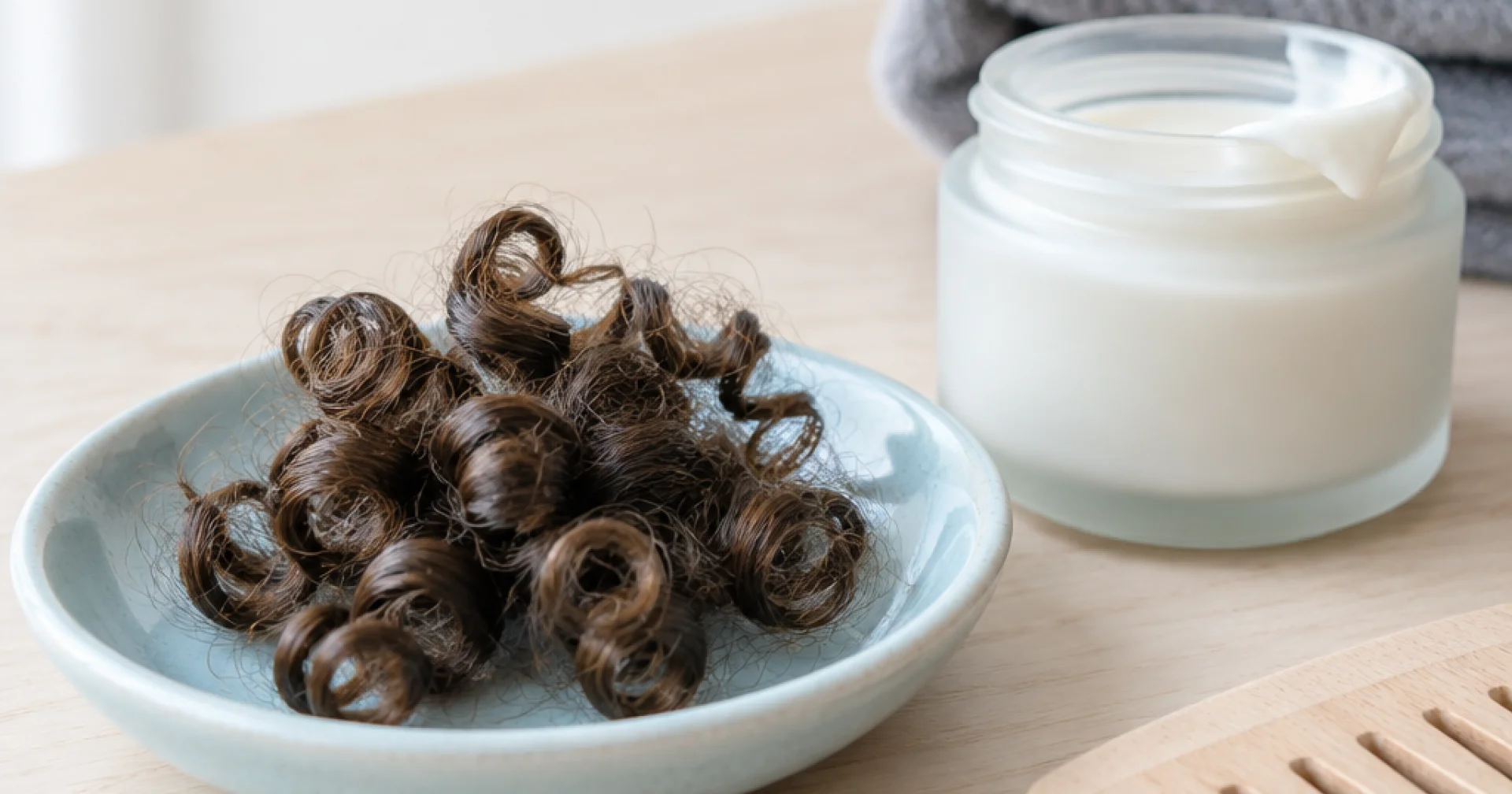 Moins de produits, plus de résultats : le vrai sens du slow haircare pour les boucles
