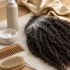 Maîtriser l’art du shampoing sec sur cheveux texturés : mode d’emploi précis et gestes sûrs