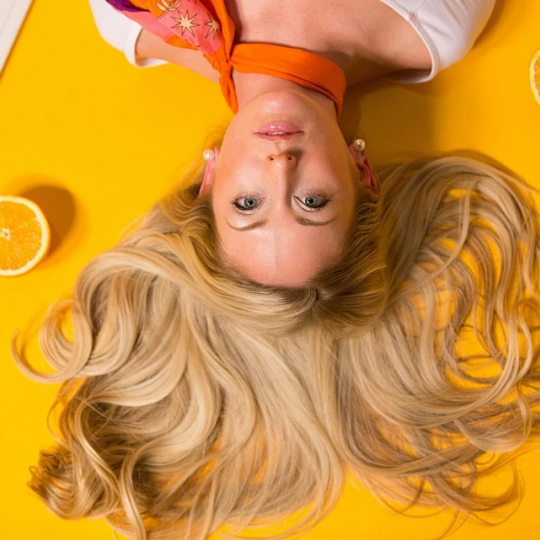 Comment bien hydrater vos cheveux bouclés pour une santé optimale