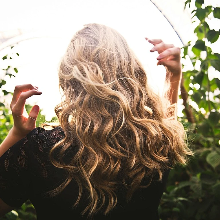 Comment choisir la meilleure mousse pour sublimer vos boucles