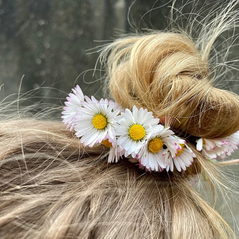 Les secrets des cheveux frisés : comment en prendre soin au quotidien