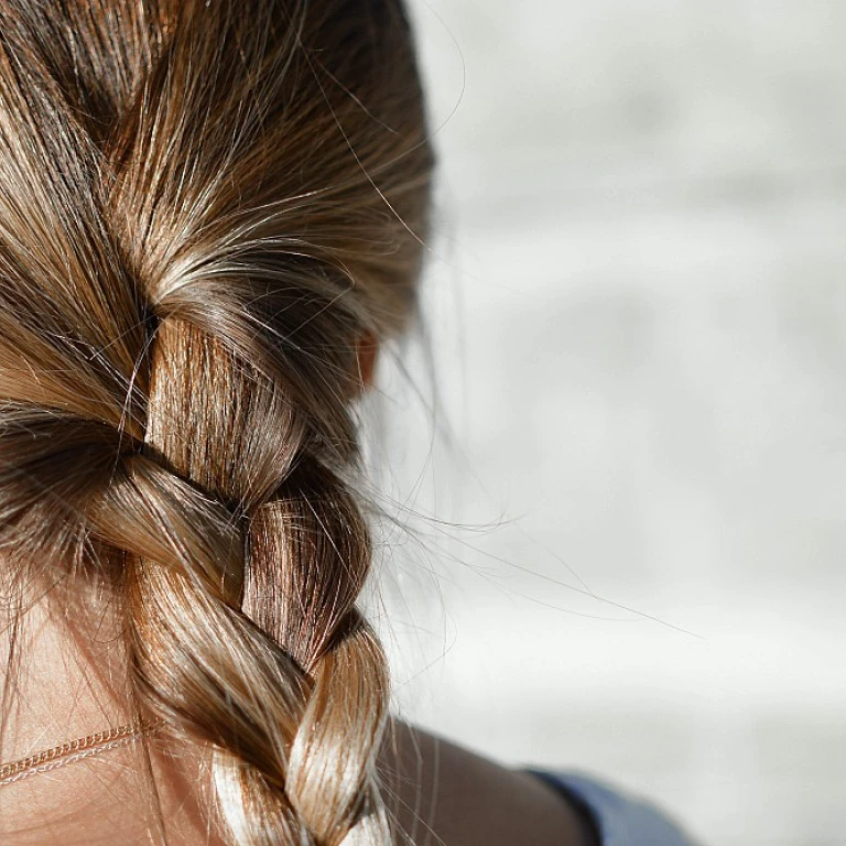 Les secrets de la mousse coiffante pour cheveux bouclés et texturés