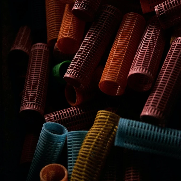 L'art du gommage capillaire pour cheveux bouclés et texturés