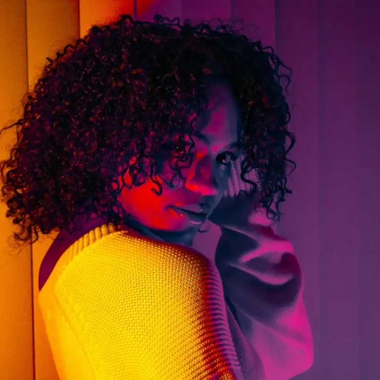 Tout savoir sur la texture afro kinky : conseils et astuces pour sublimer vos boucles