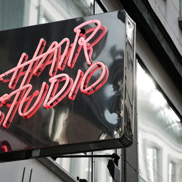 Comment bien utiliser une brosse pour définir les boucles sur cheveux texturés