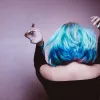 Cheveux et vitamines : comprendre le rôle des nutriments pour une fibre capillaire forte