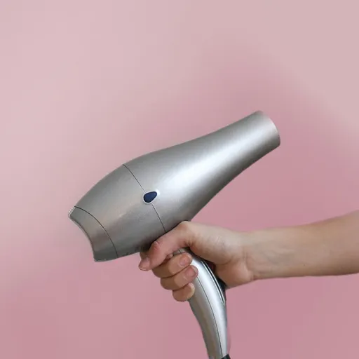 Brosse boucle : l’art de brosser les boucles sans casser la fibre capillaire