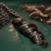 À quelle fréquence laver ses cheveux bouclés : le rythme qui change selon la texture