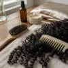 Noeud dans les cheveux : comprendre, prévenir et démêler les boucles sans casse